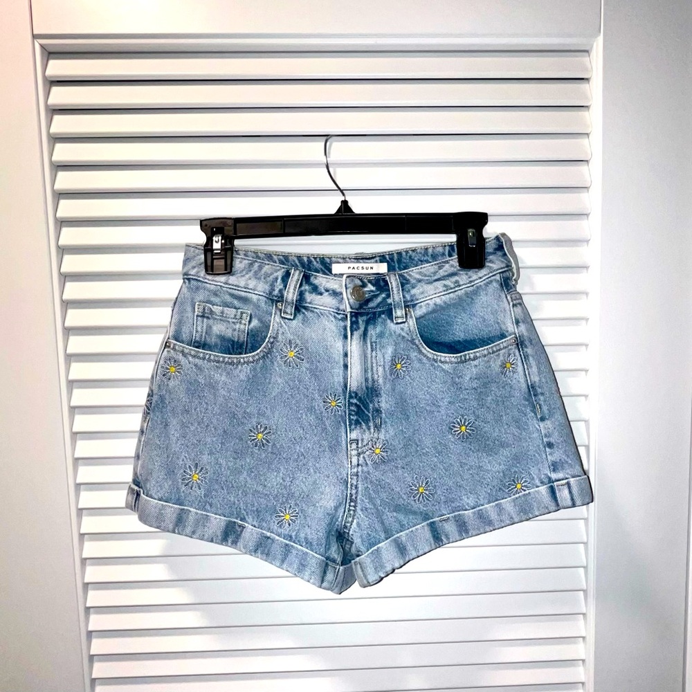 🌼 Pacsun daisy denim mom shorts 🌼 (sold out online!)